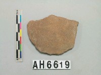 藏品(褐色夾砂陶片)的圖片